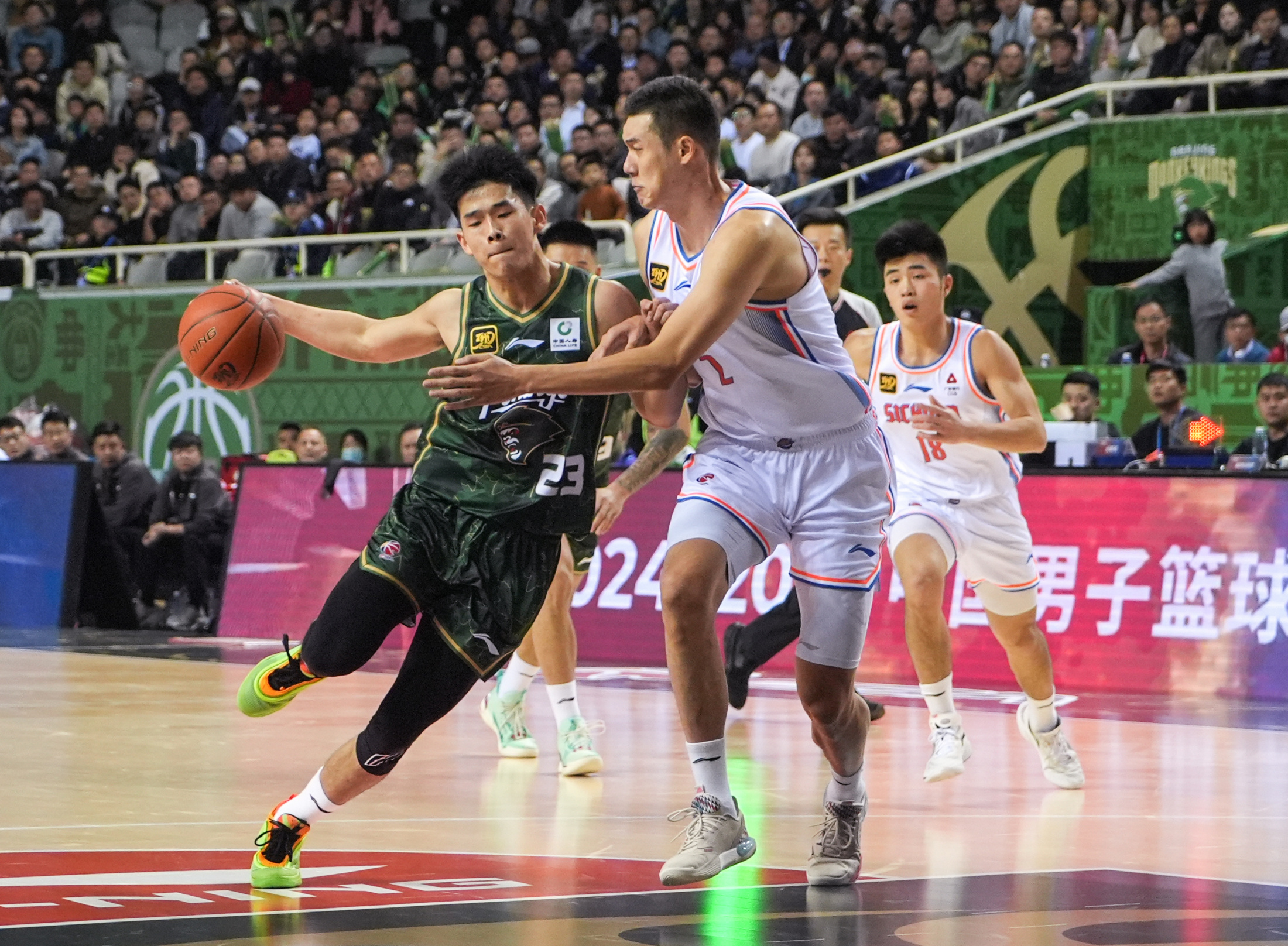 转会期突围战来临；广东宏远围绕NBA常规赛伤情更新；管理层满意；年轻球员得到机会的简单介绍